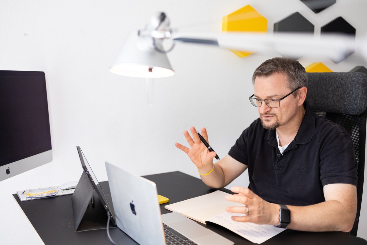 Florian Maier am Arbeitsplatz